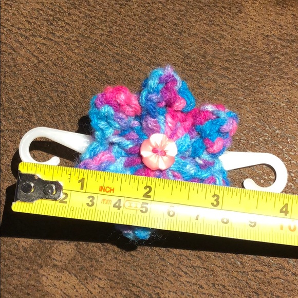 Face mask holder hooks mask elastic behind head - Picture 4 of 5